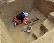 С.н.с. Туровинина В.Ф. за расчисткой погребения