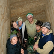 Участники экспедиции в шурфе